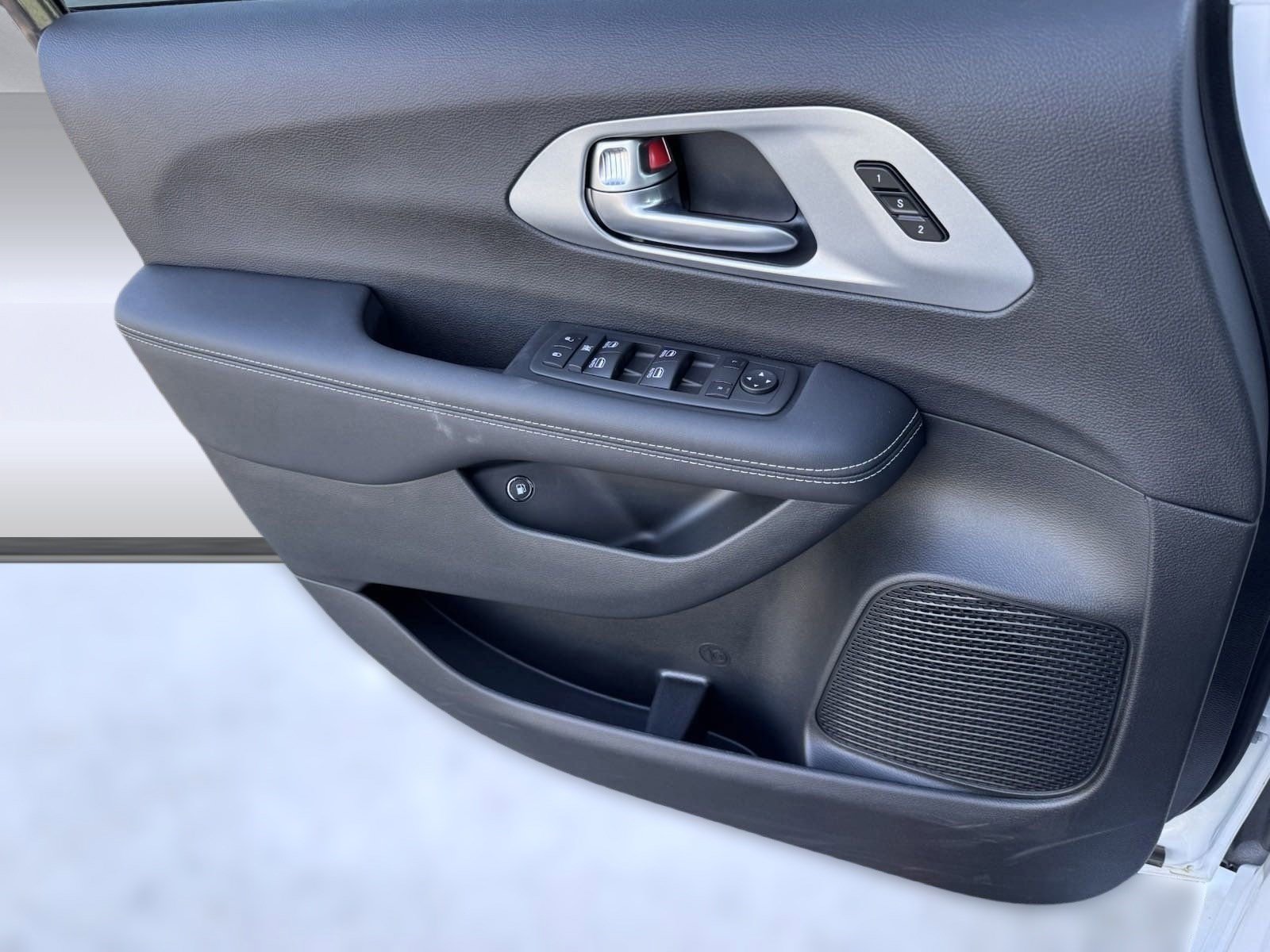 New 2024 Chrysler Pacifica Limited w/ Uconnect Theater Family Group image 10