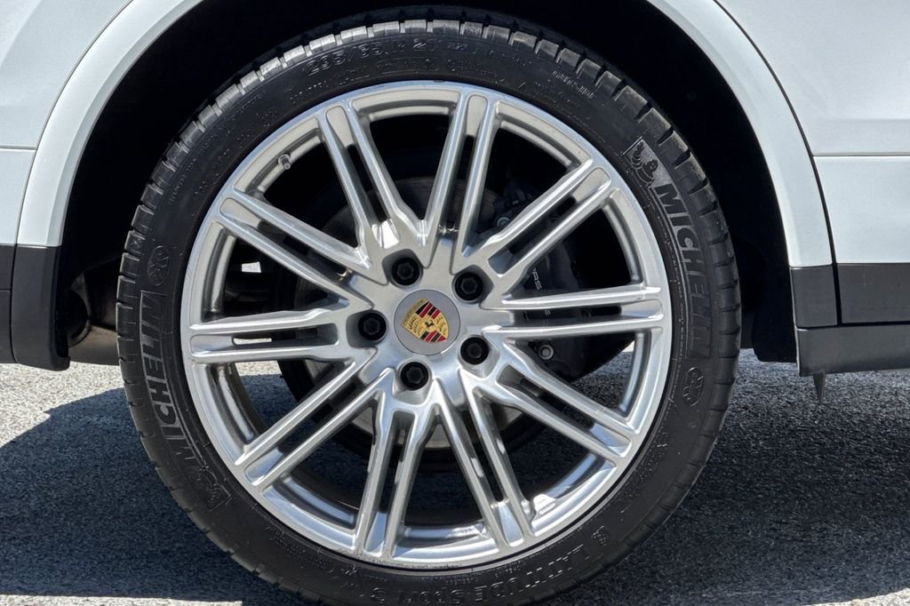 Used 2018 Porsche Cayenne Platinum Edition AWD/4WD image 26