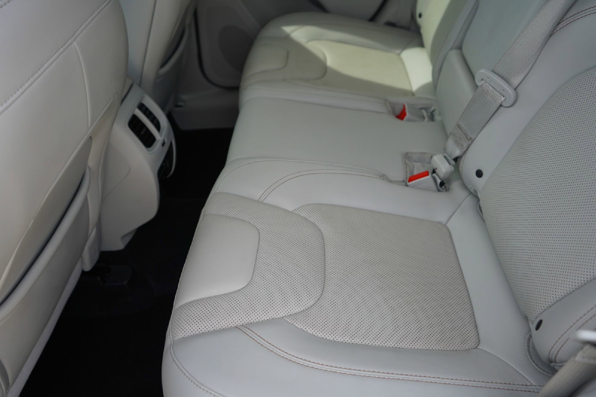 Used 2019 Jeep Cherokee Limited image 25