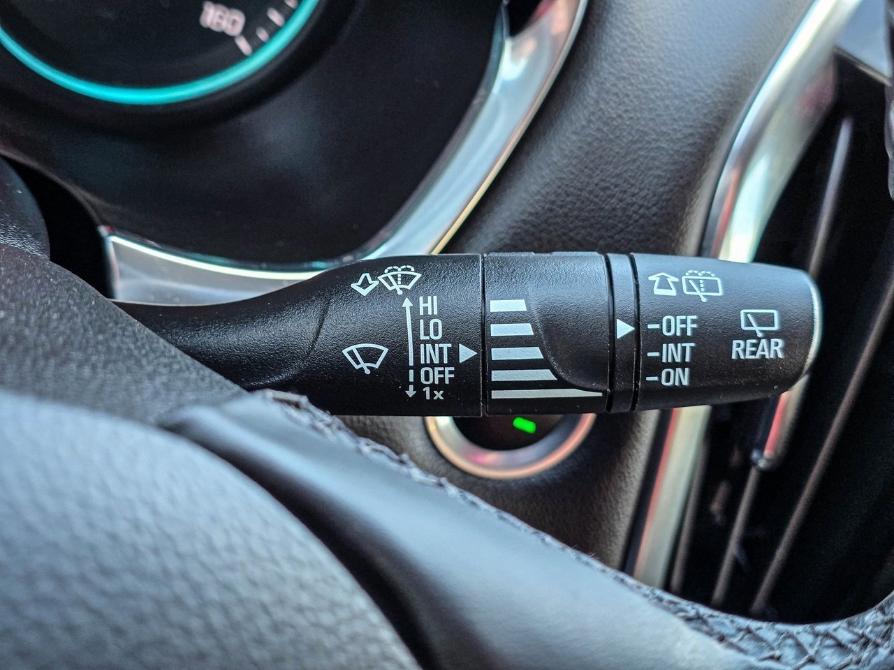 Certified 2023 Chevrolet Traverse LT w/ Rear Camera Mirror Package image 23