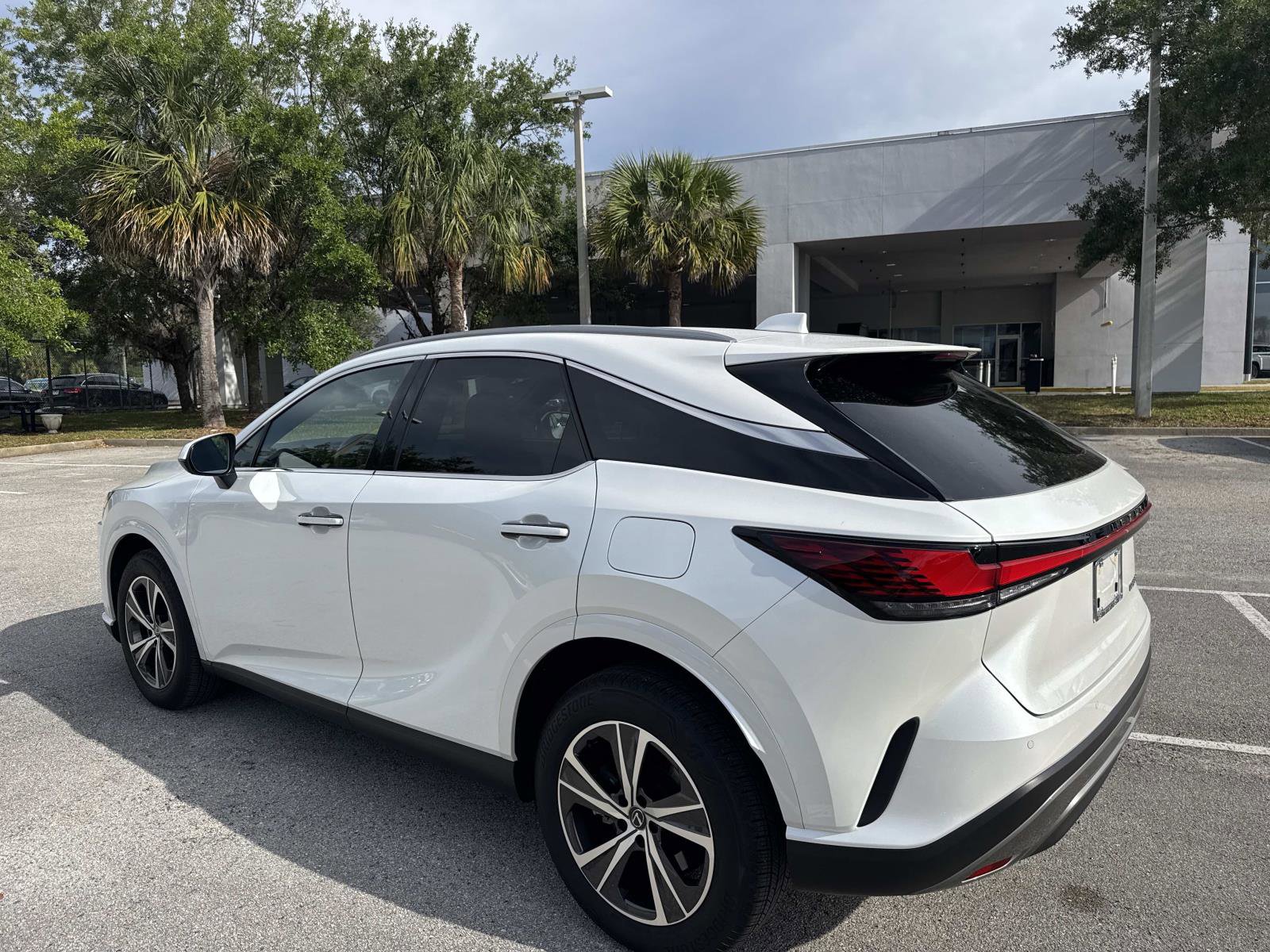 Used 2025 Lexus RX 350 Premium w/ Accessory Package (Z1) image 5