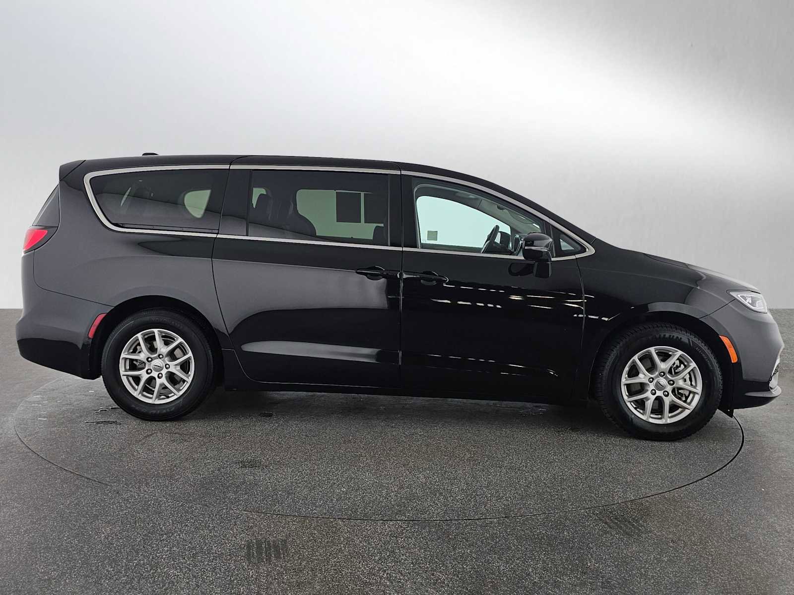 Used 2024 Chrysler Pacifica Touring-L image 2