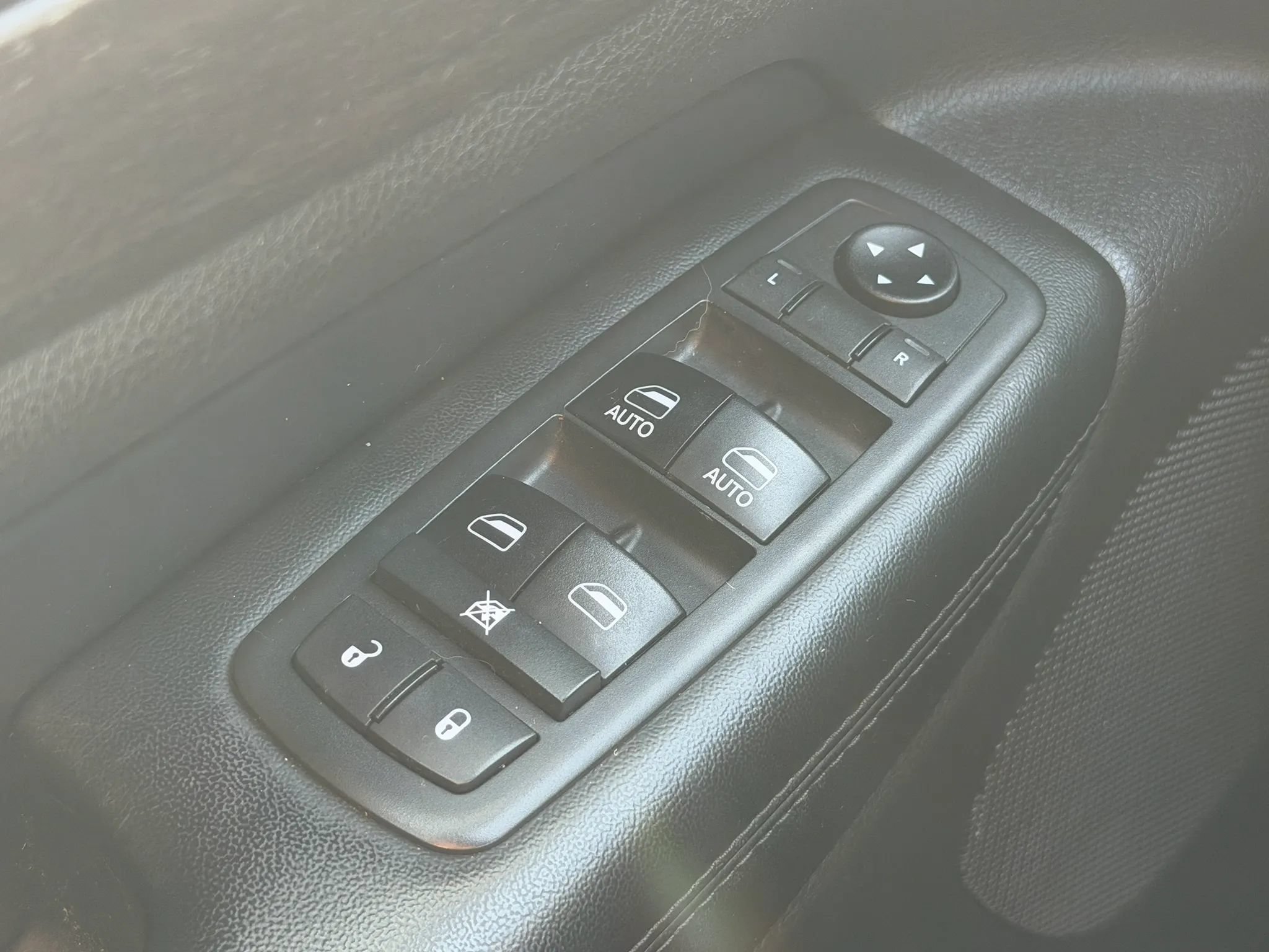 Used 2018 Jeep Grand Cherokee Laredo AWD/4WD image 34