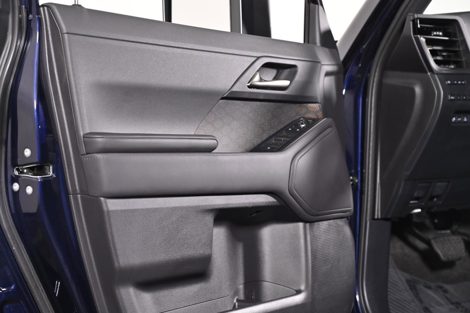 Used 2025 Lexus GX 550 w/ Accessory Package (2T) image 34