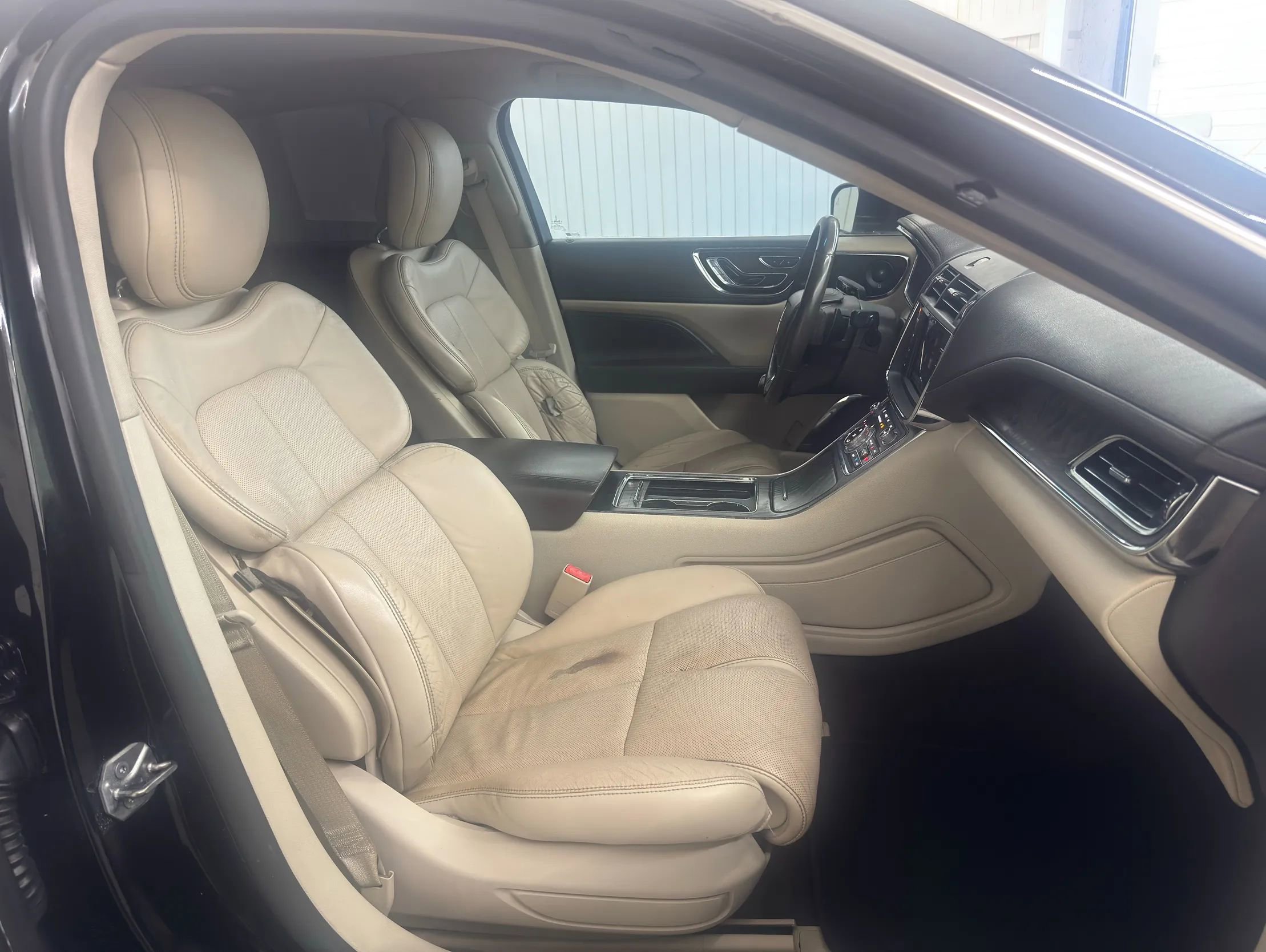 Used 2017 Lincoln Continental Select image 10