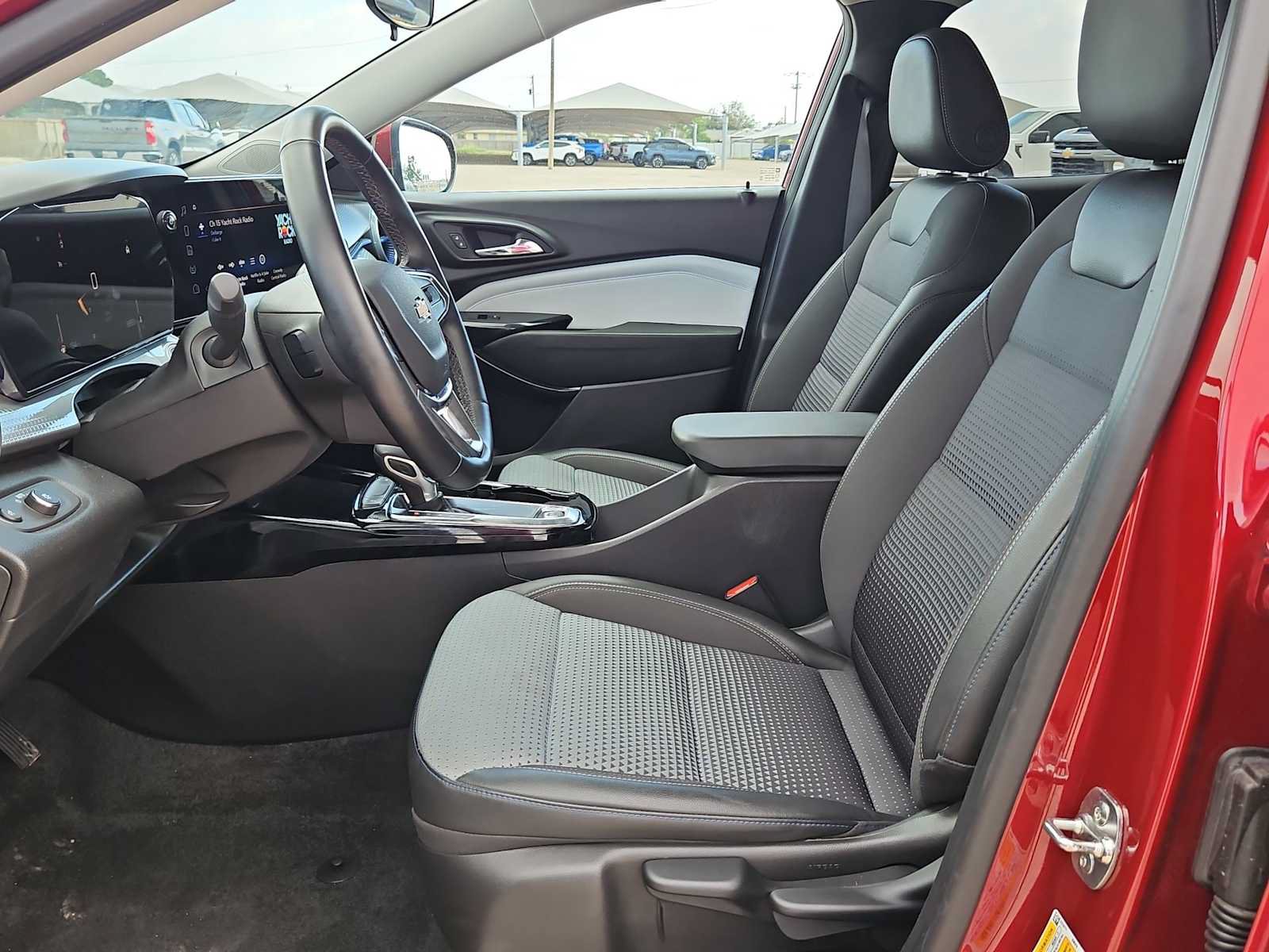 Used 2025 Chevrolet Trax LT w/ LT Convenience Package FWD image 15