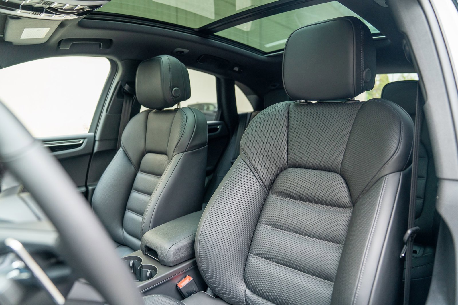 Certified 2025 Porsche Macan image 5