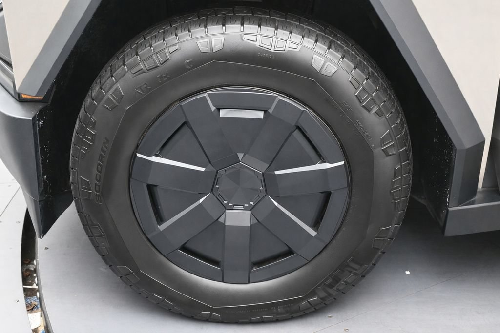 Used 2024 Tesla Cybertruck AWD Crew Cab image 12
