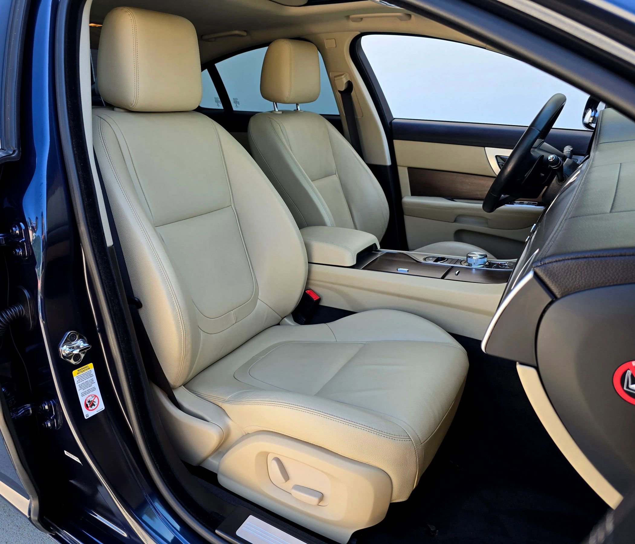 Used 2013 Jaguar XF RWD image 28