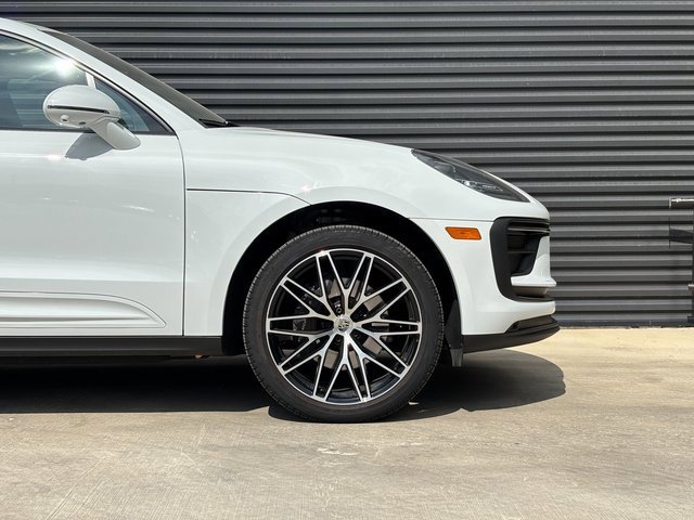 Certified 2025 Porsche Macan image 11