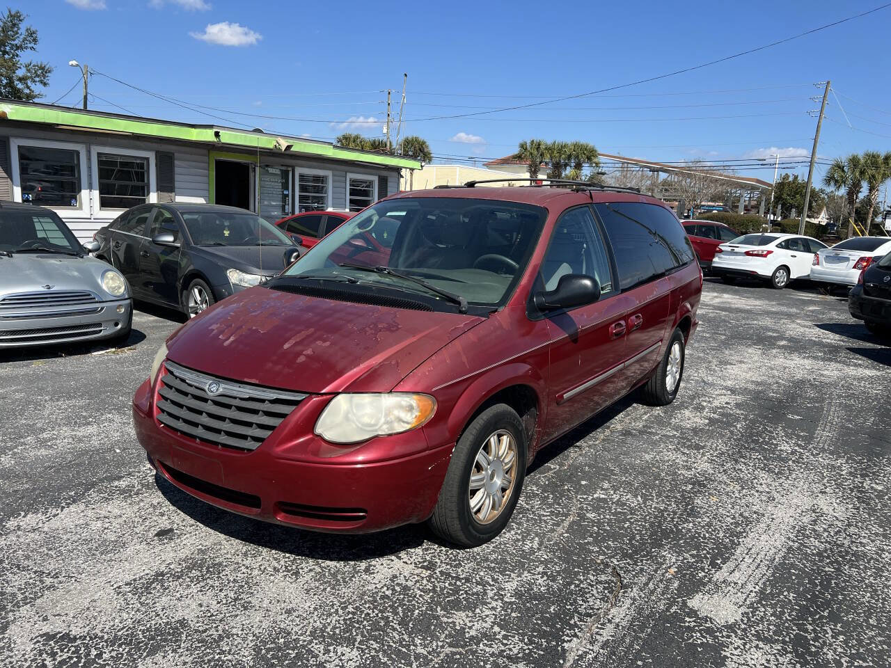 Used 2006 Chrysler Town & Country Touring image 8