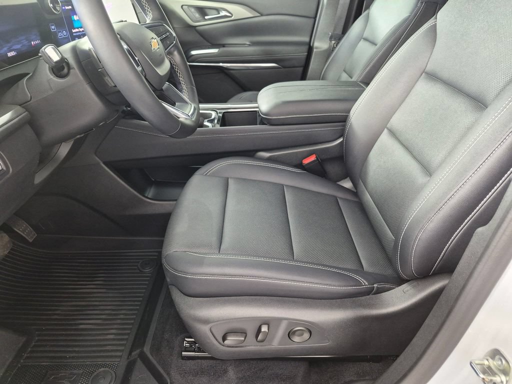 Used 2025 Chevrolet Traverse LT w/ Driver Confidence Package FWD image 12