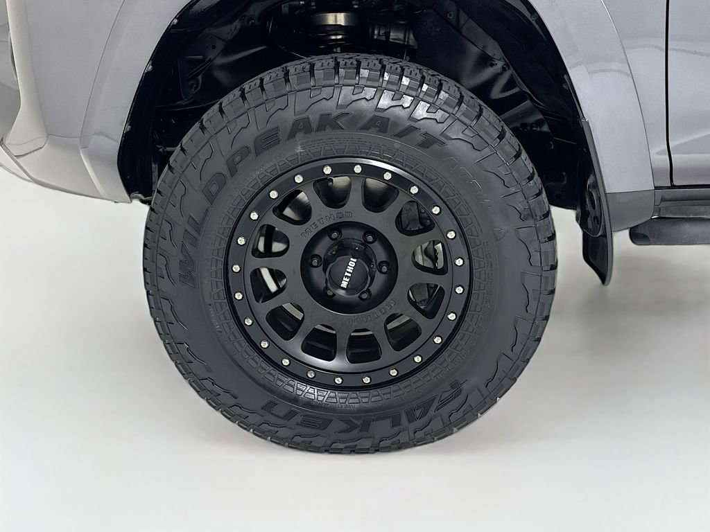 Used 2020 Toyota 4Runner TRD Off-Road Premium AWD/4WD image 32