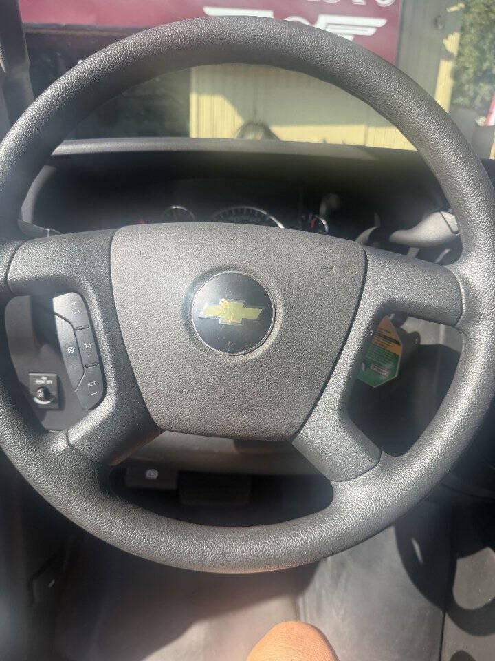 Used 2025 Chevrolet Express 2500 w/ Driver Convenience Package RWD image 9