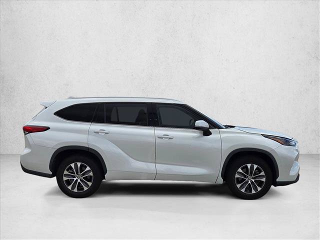 Used 2022 Toyota Highlander XLE FWD video 4
