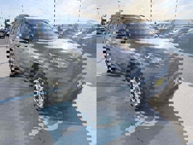 Used 2021 Toyota RAV4 XLE w/ Convenience Package image 3