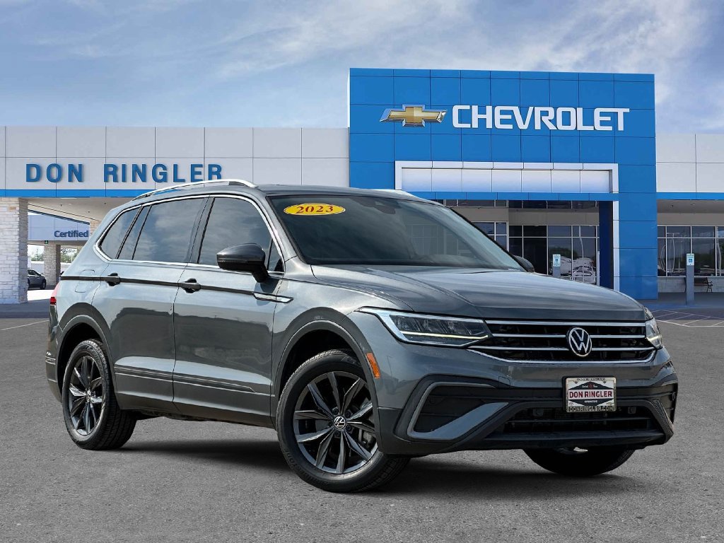 Used 2023 Volkswagen Tiguan SE FWD image 1