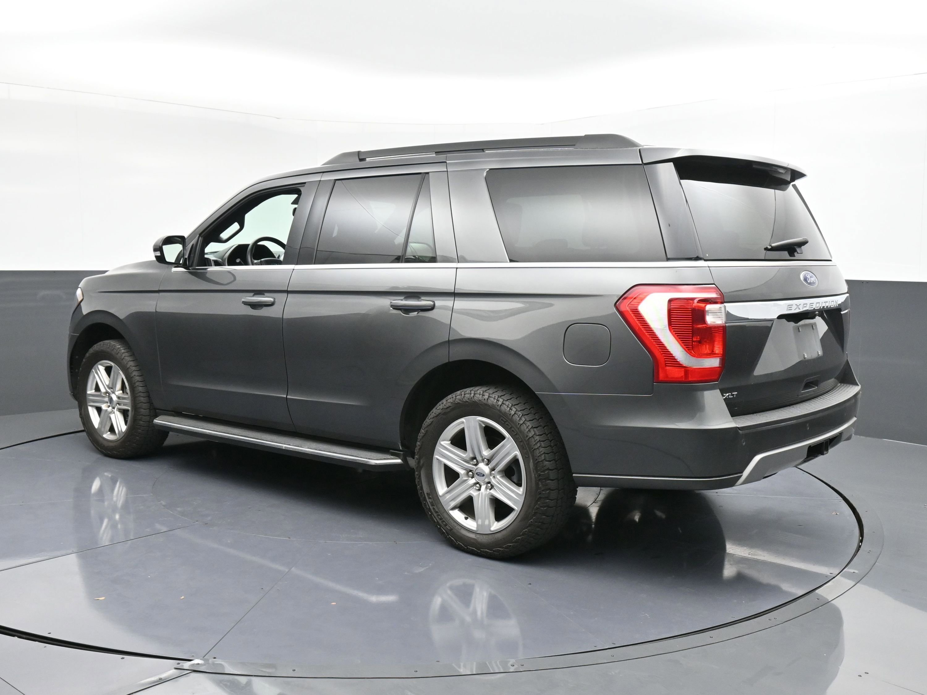 Used 2019 Ford Expedition XLT w/ Equipment Group 202A image 6