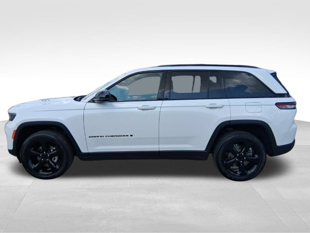 Used 2024 Jeep Grand Cherokee Altitude AWD/4WD image 6
