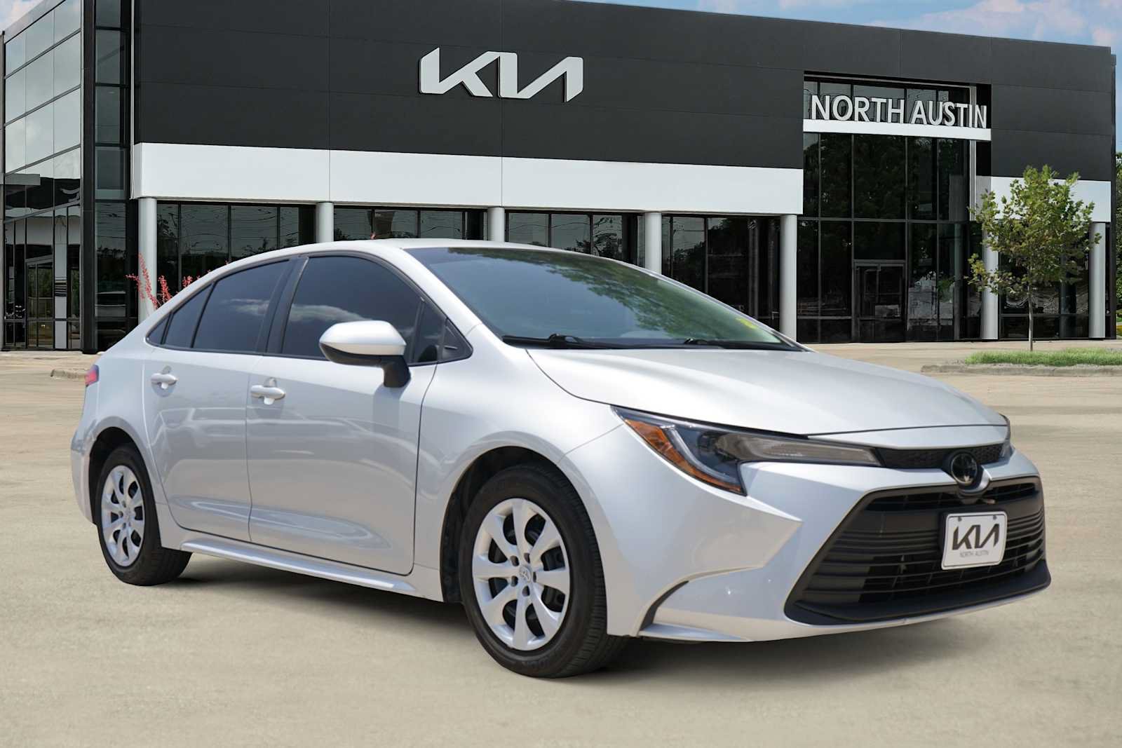 Used 2025 Toyota Corolla LE FWD image 6