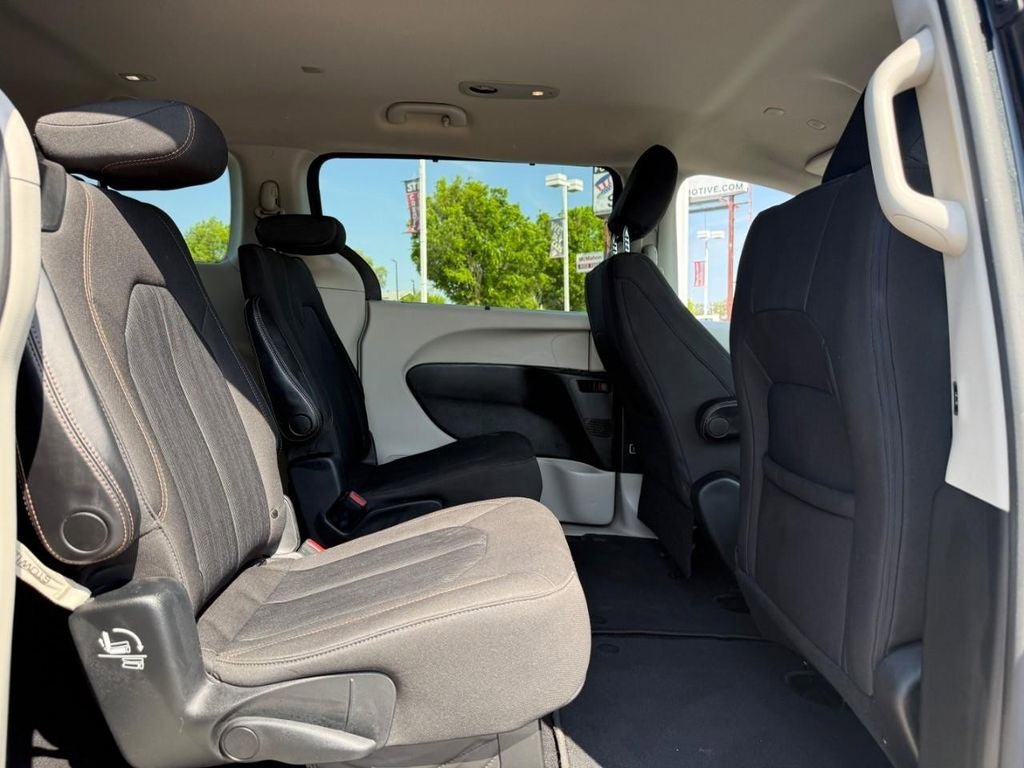 Used 2020 Chrysler Pacifica Touring FWD image 10