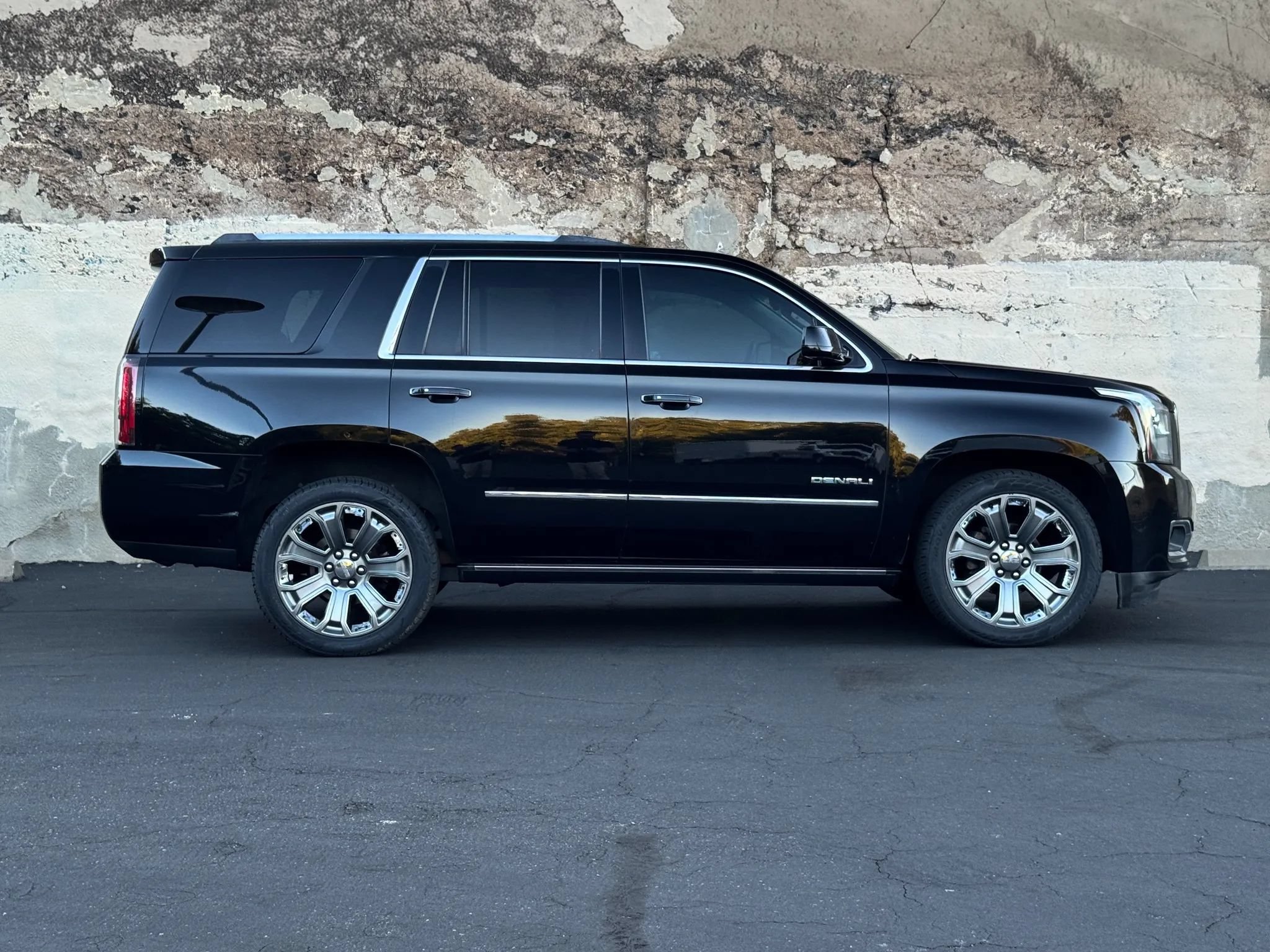 Used 2016 GMC Yukon Denali w/ Open Road Package RWD image 3