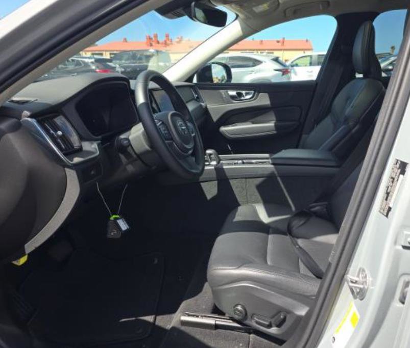 Used 2025 Volvo XC60 B5 Core AWD/4WD image 2