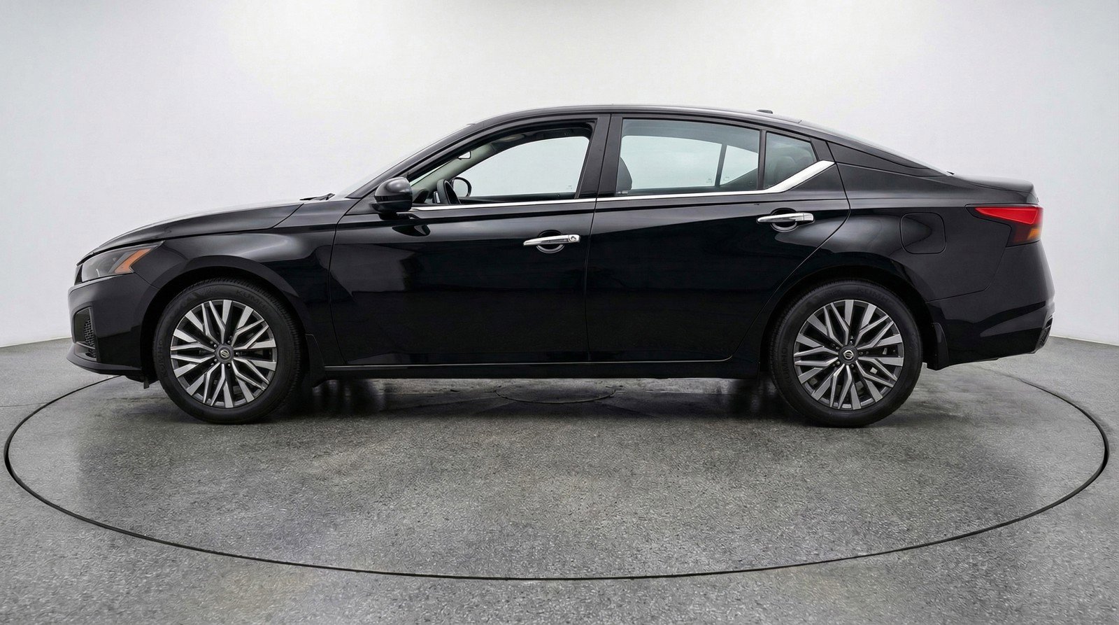 Used 2025 Nissan Altima 2.5 SV image 5