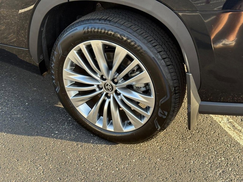 Certified 2025 Toyota Highlander Platinum image 10