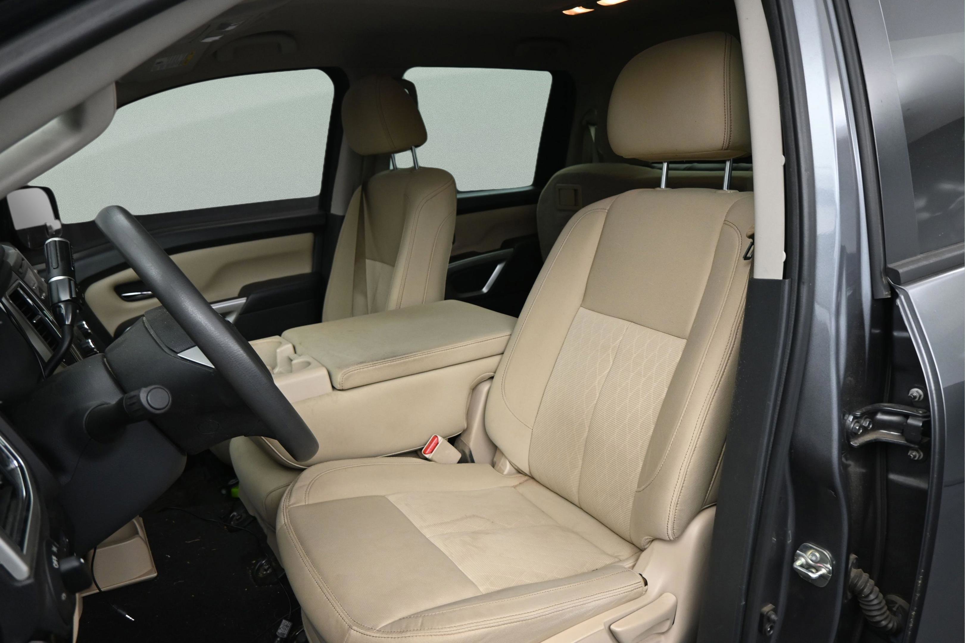 Used 2017 Nissan Titan SV AWD/4WD image 31