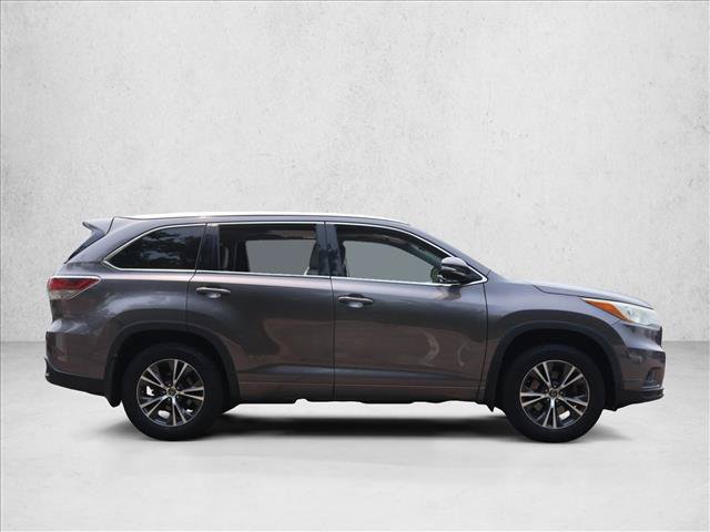 Used 2016 Toyota Highlander XLE AWD/4WD image 4