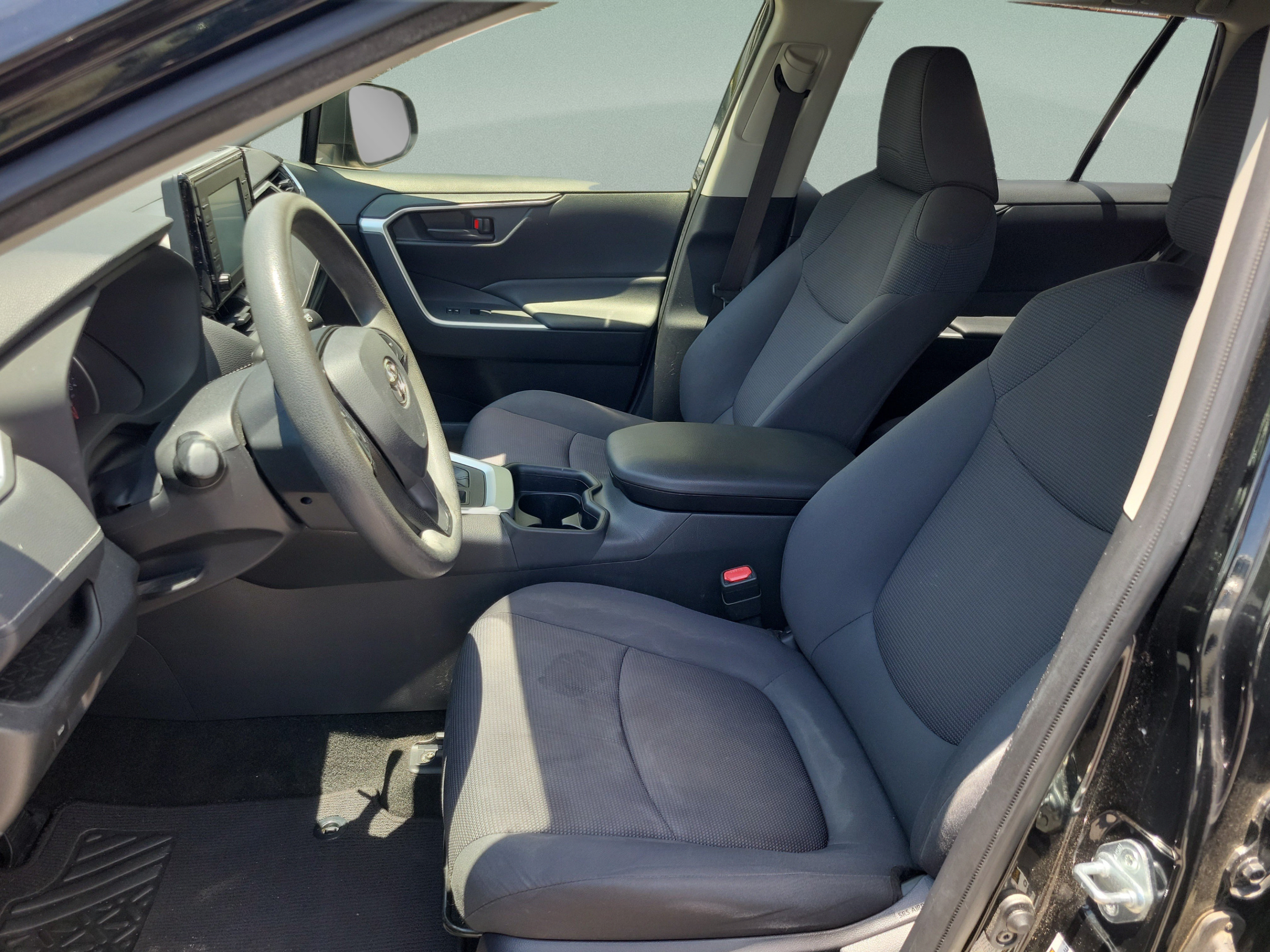 Used 2019 Toyota RAV4 LE FWD image 17