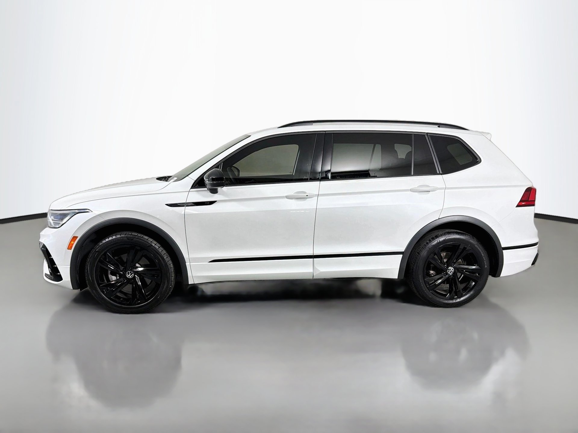 Certified 2023 Volkswagen Tiguan SE R-Line FWD image 8