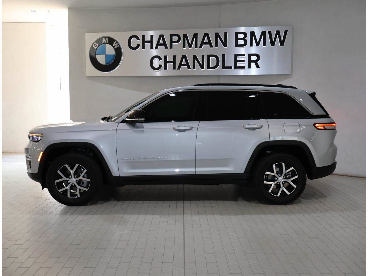 Used 2025 Jeep Grand Cherokee Limited w/ Luxury Tech Group II RWD image 3