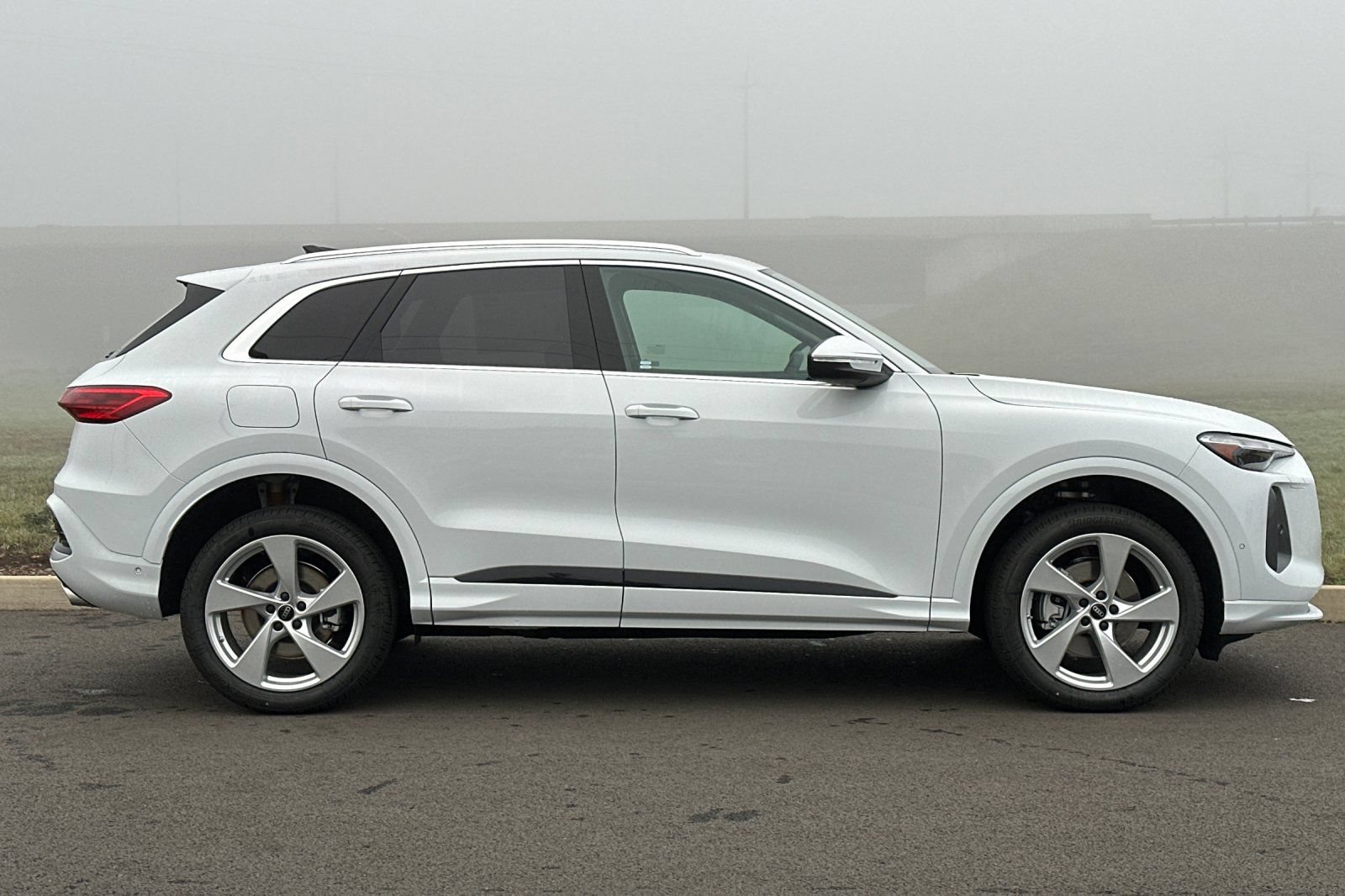 Used 2025 Audi Q5 Premium Plus w/ Premium Plus AWD/4WD image 2