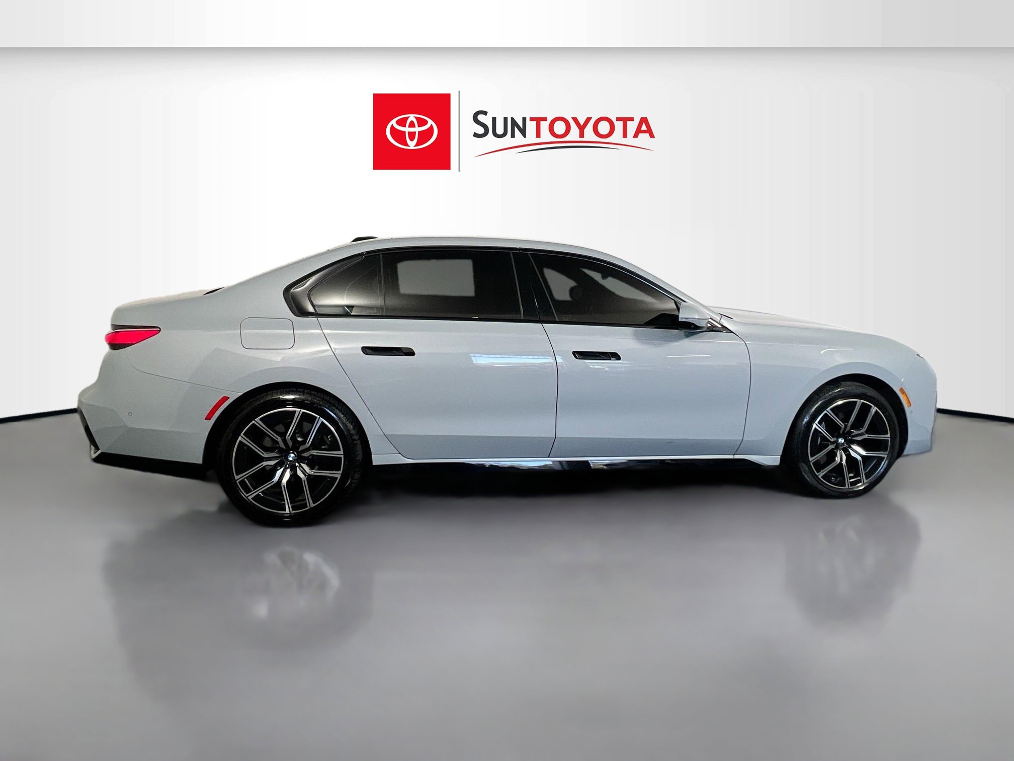 Used 2024 BMW 740i RWD image 2