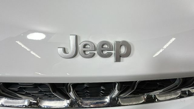 Used 2024 Jeep Grand Cherokee Laredo X w/ Luxury Tech Group I AWD/4WD image 9