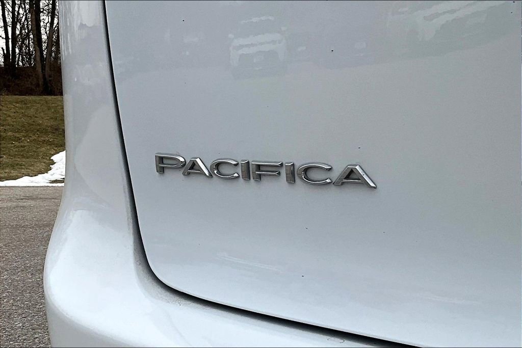 Used 2023 Chrysler Pacifica Touring-L image 22