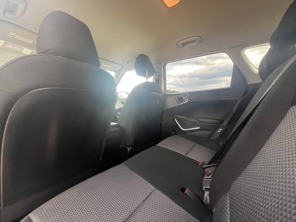 Used 2025 Kia Soul LX w/ LX Technology Package FWD image 16