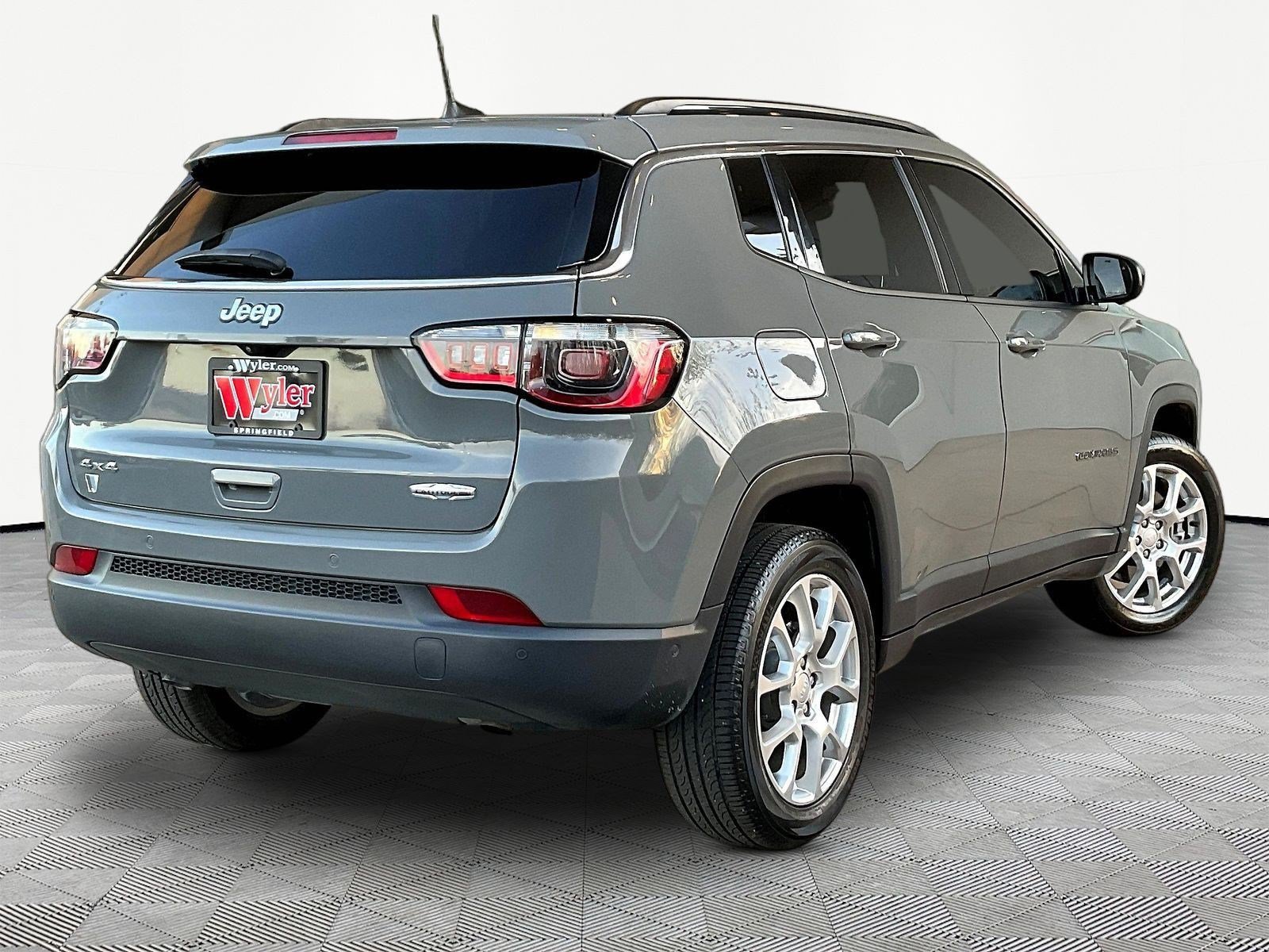 Used 2023 Jeep Compass Latitude w/ Sun and Sound Group AWD/4WD image 6