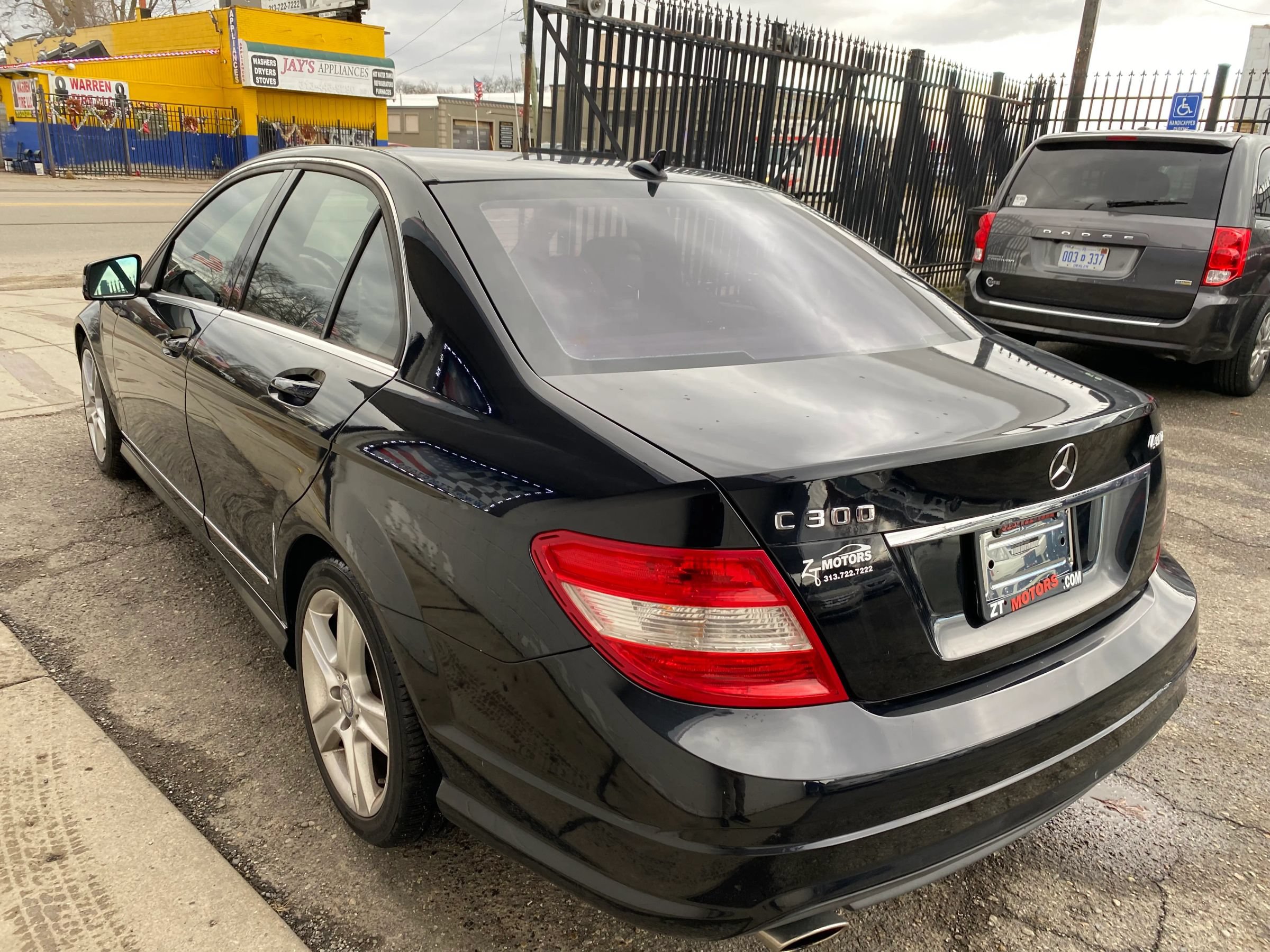 Used 2011 Mercedes-Benz C 300 4MATIC Sedan image 2