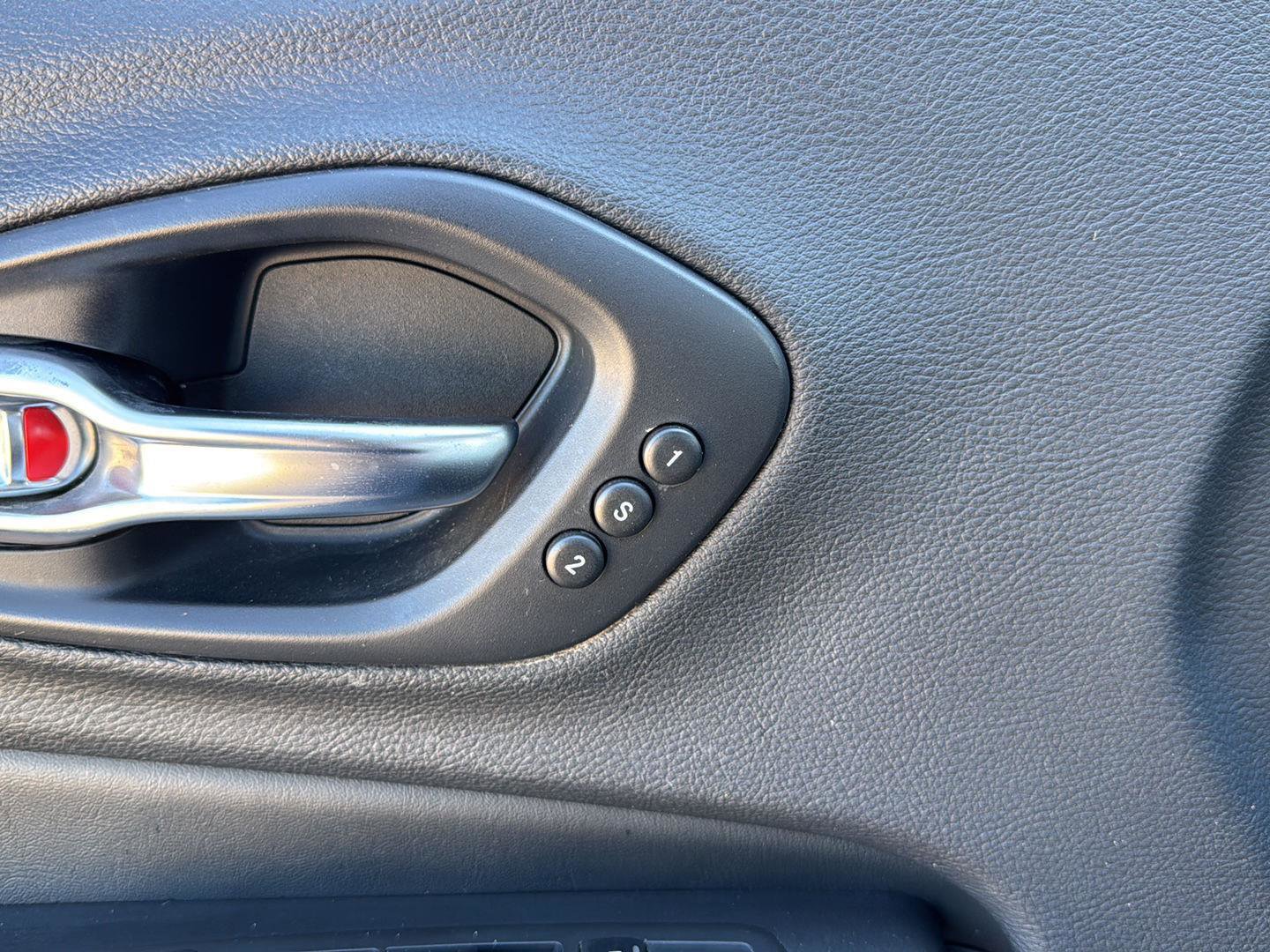 Used 2019 Jeep Cherokee Overland w/ Technology Group image 22