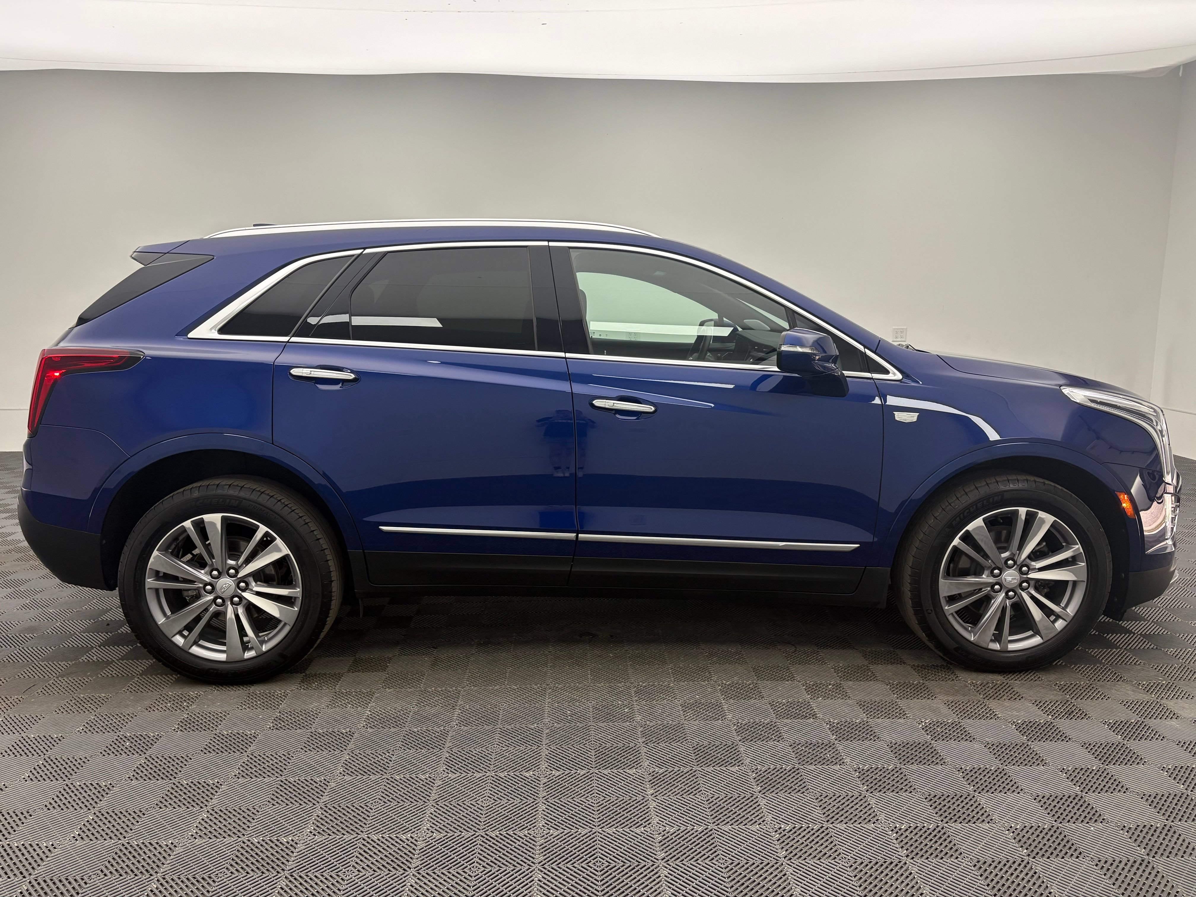 Used 2025 Cadillac XT5 Premium Luxury AWD/4WD image 7