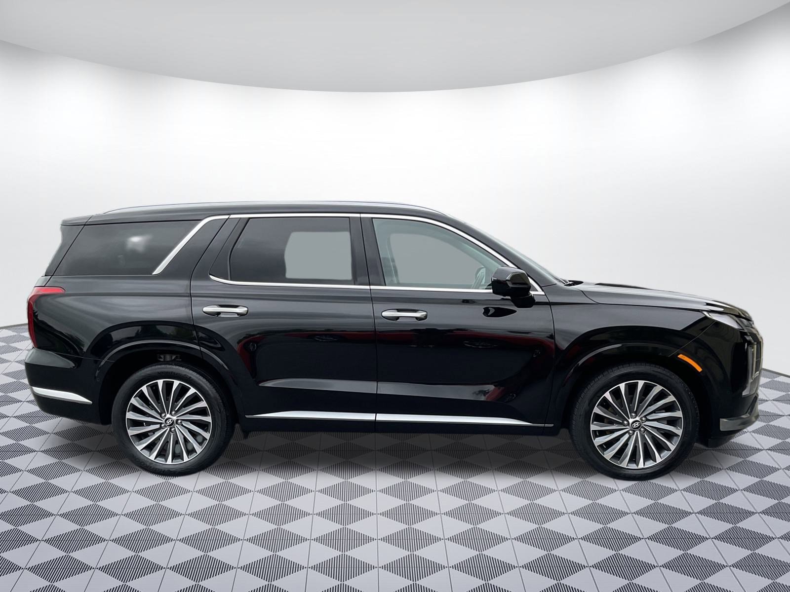 Used 2024 Hyundai Palisade Calligraphy image 2