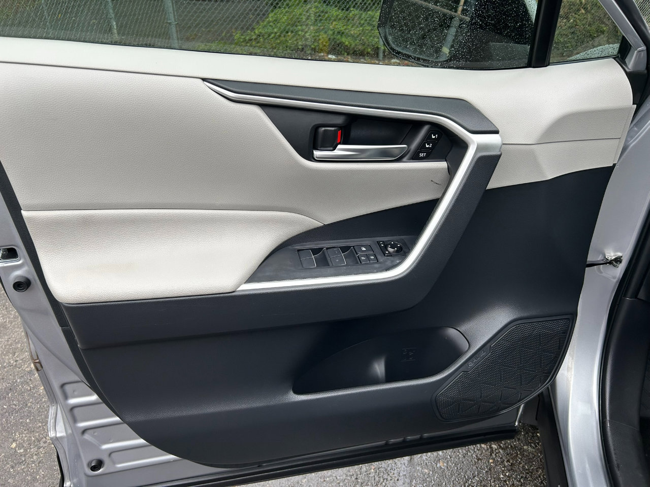 Used 2021 Toyota RAV4 XLE Premium image 13