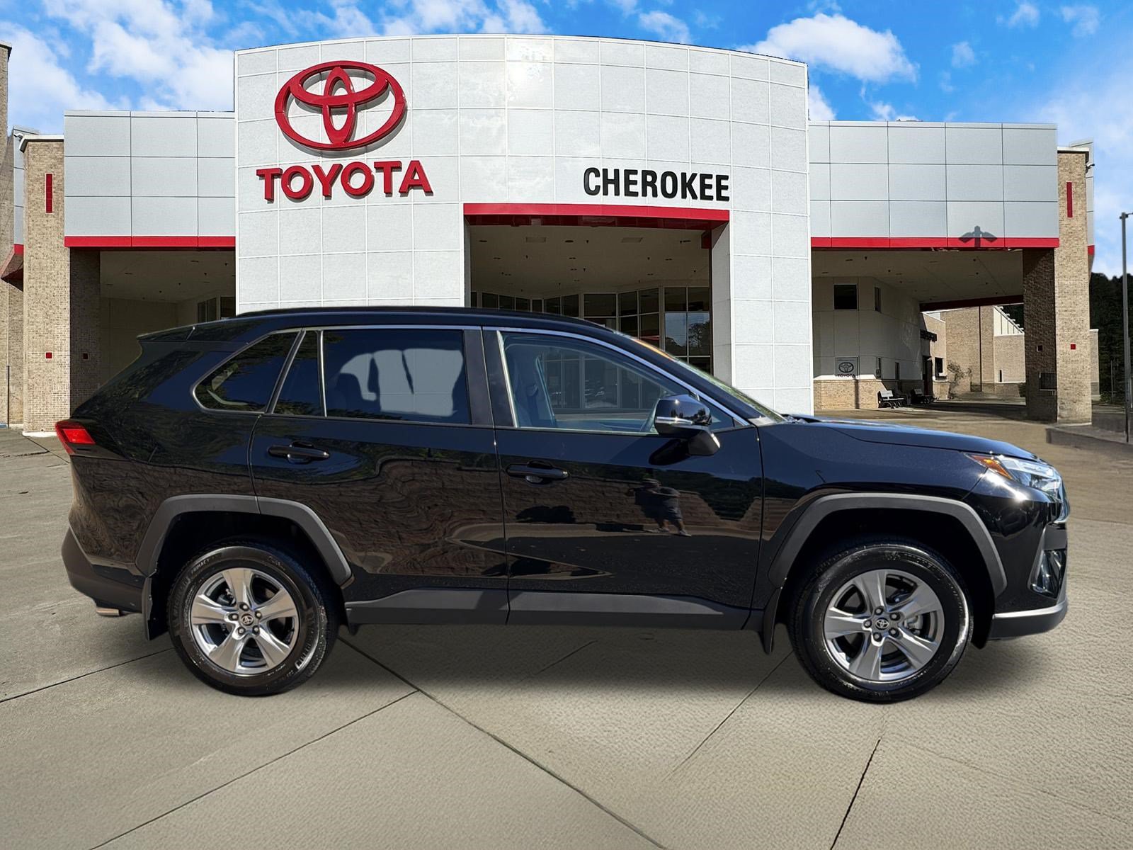 Used 2025 Toyota RAV4 XLE w/ Convenience Package FWD image 4