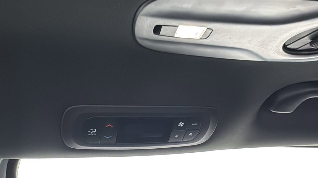 Used 2024 Chrysler Pacifica Select image 45