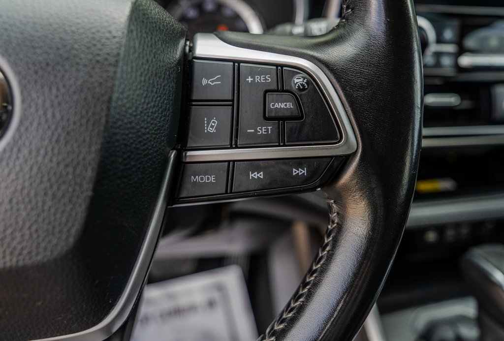 Used 2023 Toyota Highlander XLE FWD image 17