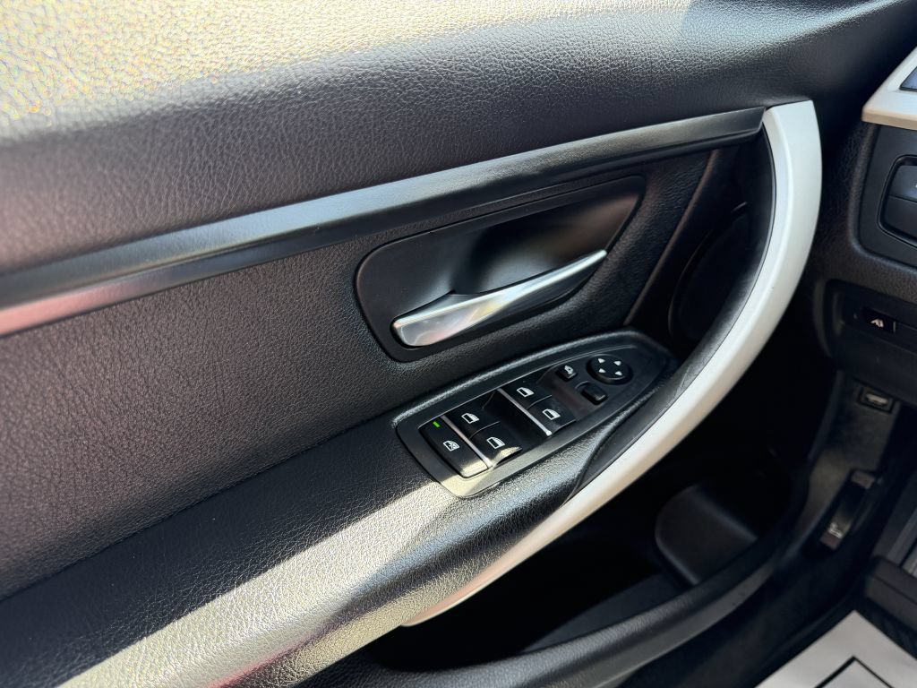 Used 2018 BMW 320i xDrive Sedan AWD/4WD image 16