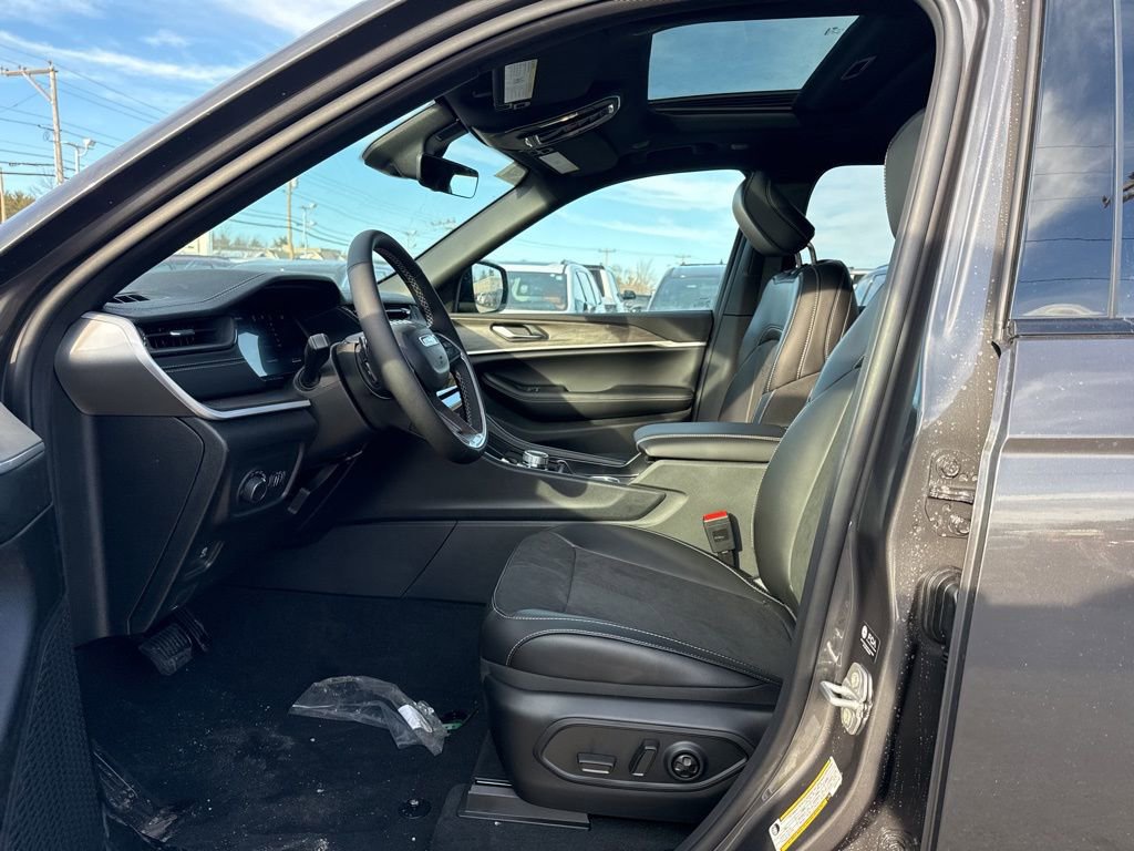 New 2026 Jeep Grand Cherokee Laredo image 18